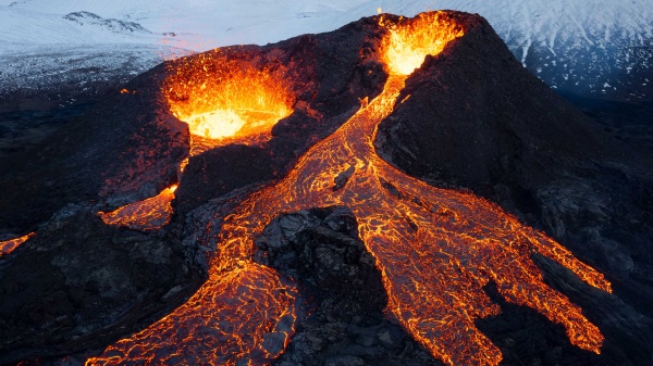 Vulcano erutta e la lava incendia 3 case: non accadeva da 51 anni