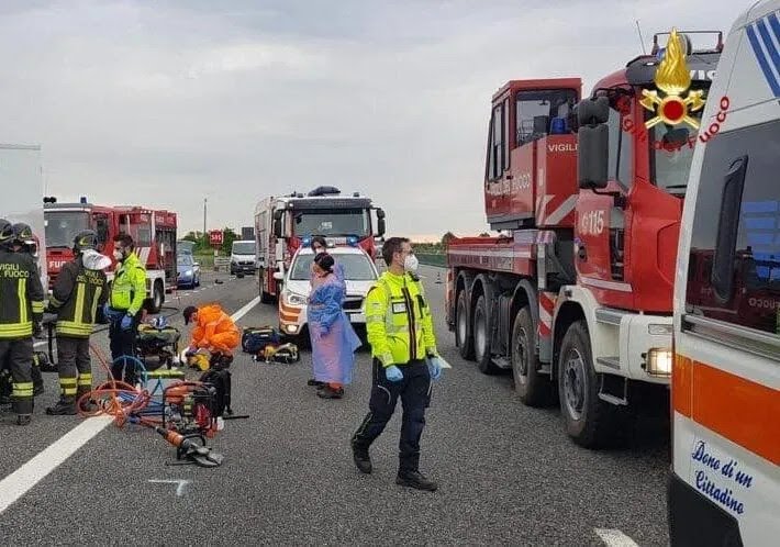 Incidente stradale: schianto contro Tir in sosta, muore 53enne