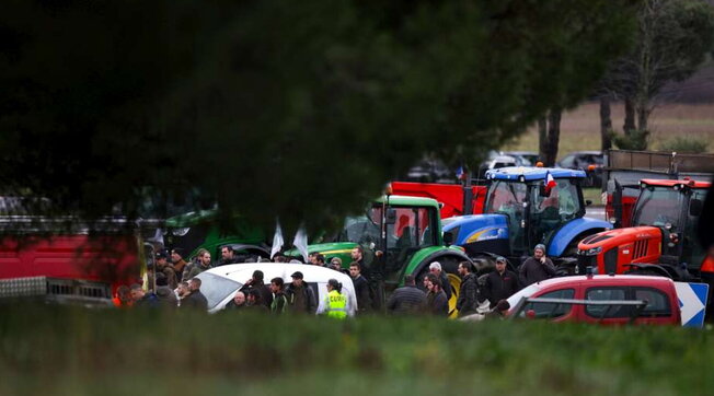 Francia, automobile si lancia contro un blocco di protesta degli agricoltori: uccisa una donna, feriti marito e figlia