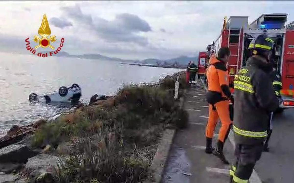 Con la sua auto urta un’altra vettura, esce di strada e finisce in mare: morto 19enne