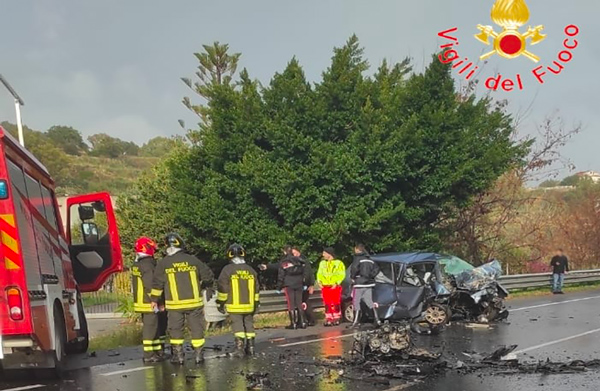 Sicilia. Resta incastrato nell’auto, soccorso dai vigili del fuoco