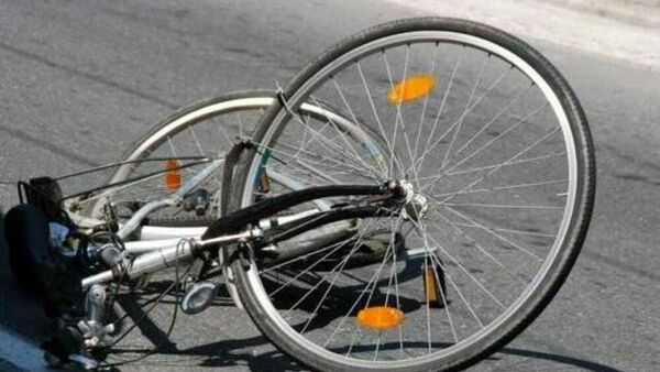 In bicicletta con la figlia di tre anni, investito a Pavia