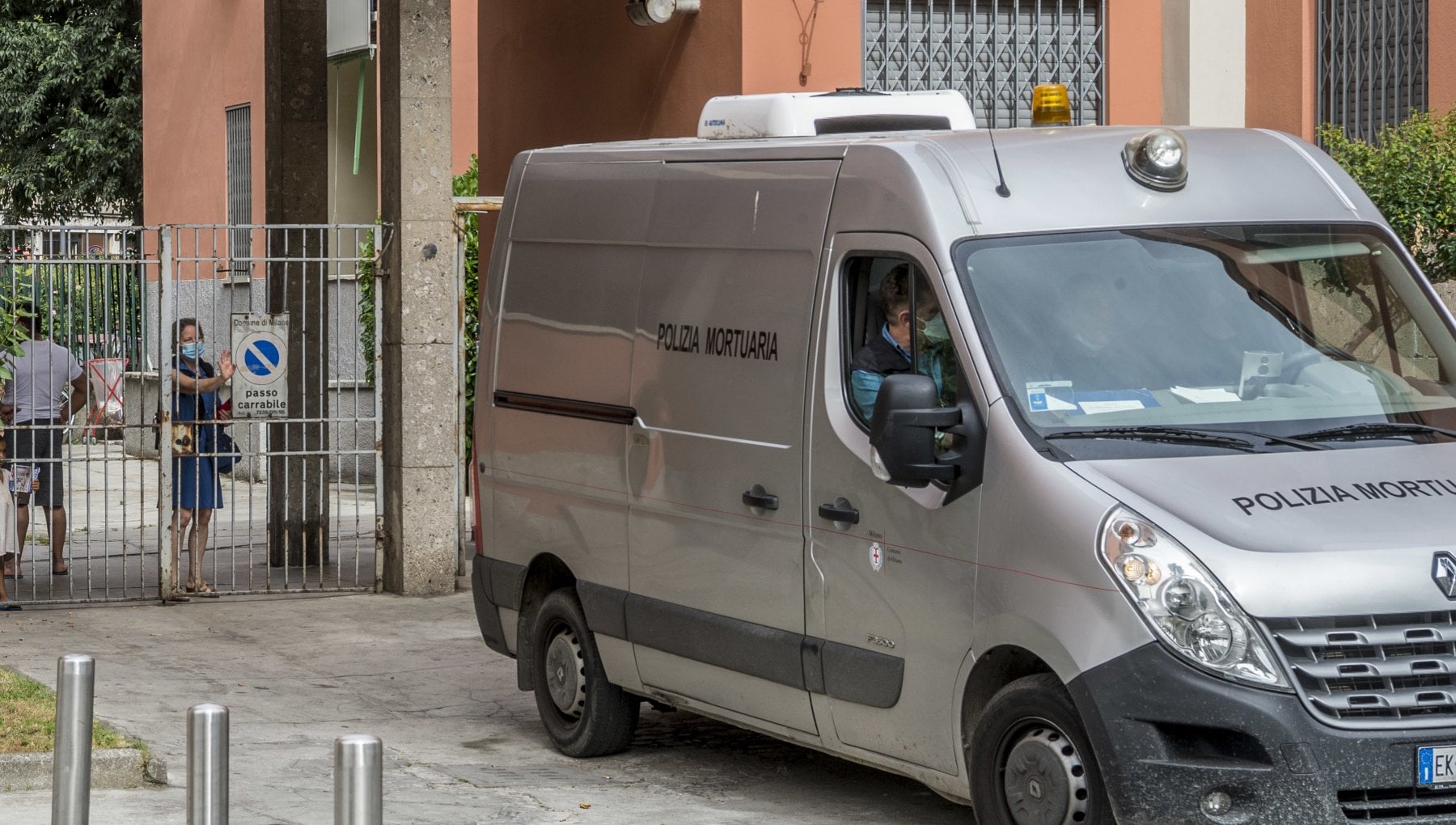 Muore l’anziana madre in casa, ma non lo comunica a nessuno perché non aveva i soldi per celebrarne le esequie