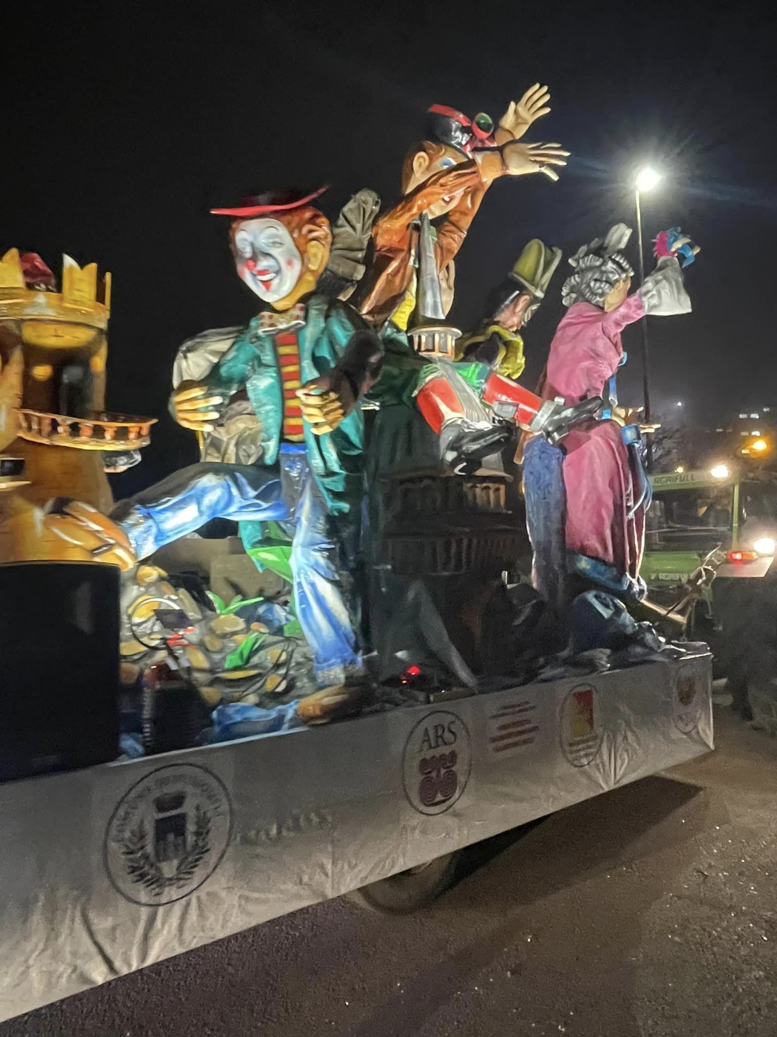 Mussomeli, Tutti insieme prima serata di carnevale: Amministrazione Pro Loco, Parrocchie e gruppo Giovani. Una grande festa