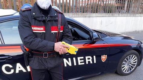 Spinge la ex dalle scale e poi aggredisce i carabinieri: immobilizzato con il taser ed arrestato