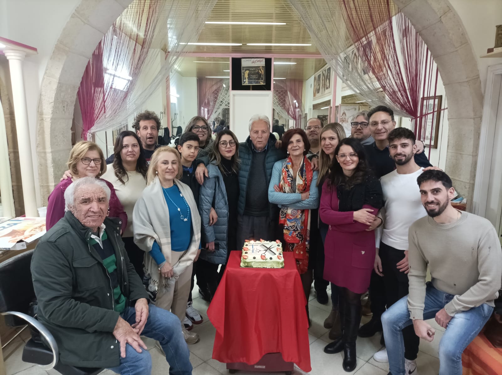 L’ottantenne mussomelese Gianni Spoto festeggiato dai colleghi parrucchieri ed estetiste per il suo  compleanno