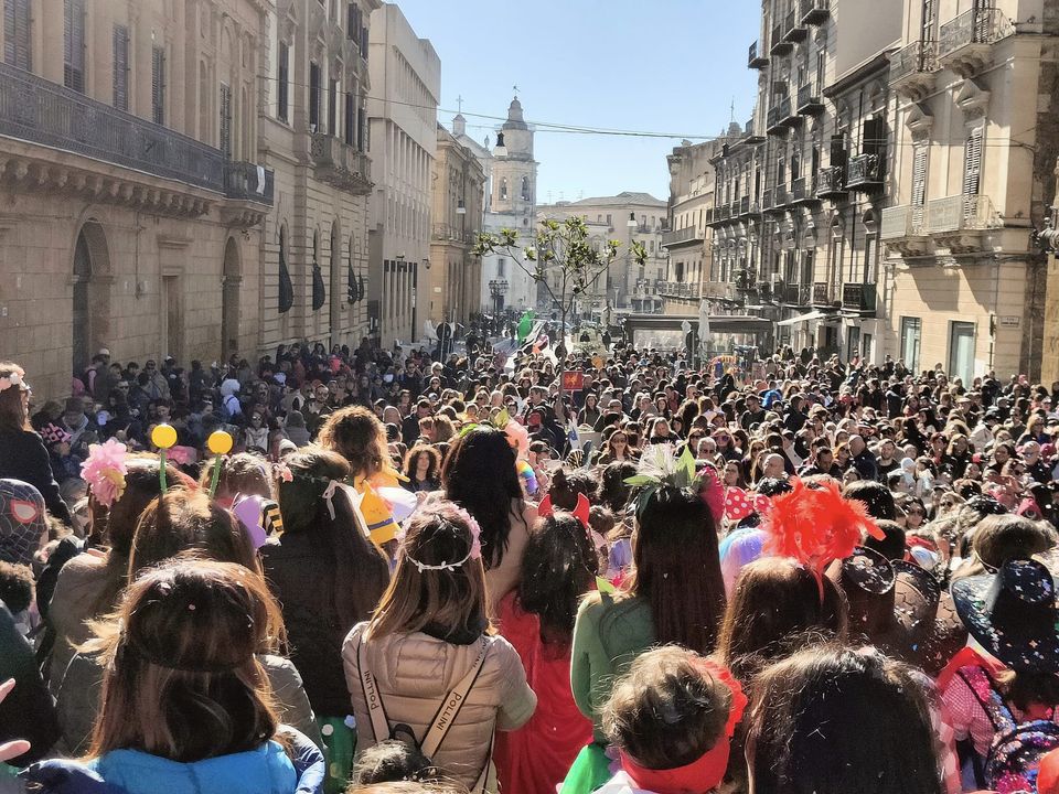 Carnevale a Caltanissetta: martedì grasso un’intera giornata tra sfilate, musica e risate con Matranga e Minafò