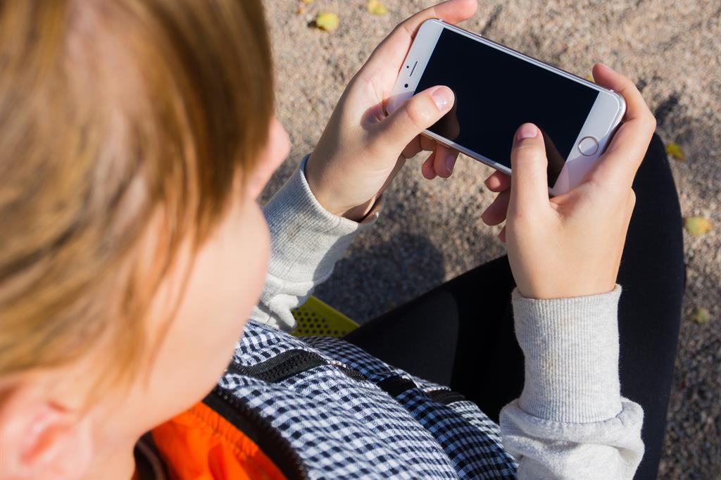 Normare l’uso dei cellulari: convegno all’Ars con esperti, medici e politici; collegati on line classi e migliaia di alunni da tutta la Sicilia