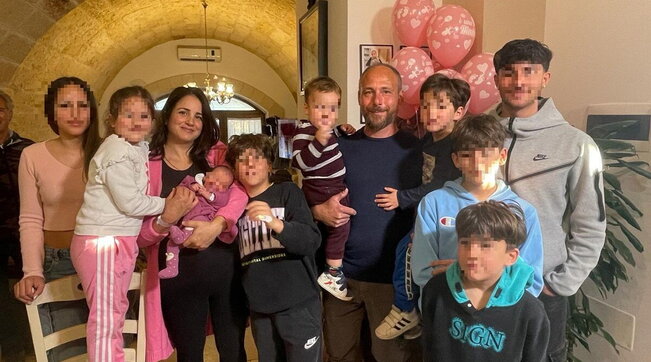 Italia, famiglia extra-large dà il benvenuto a Vittoria: è il nono figlio