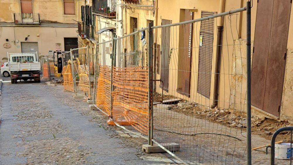 Caltanissetta: torna il marciapiede in via C.Genovese. Frangiamone: “riqualificata l’arteria protagonista del Cristo Nero”