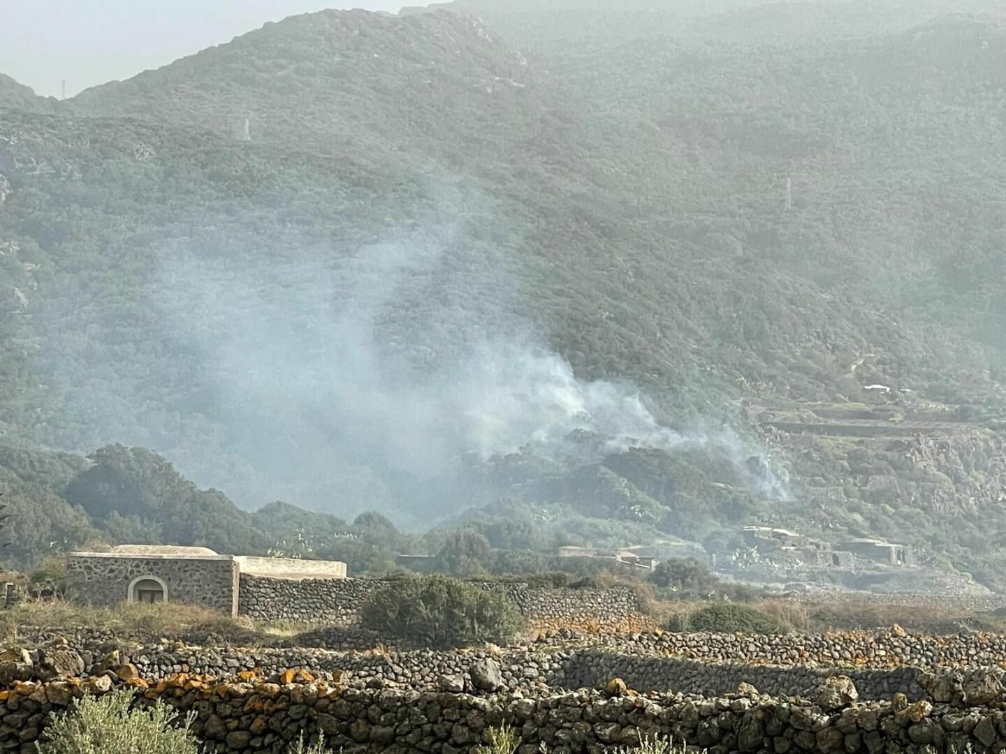 Brucia zona impervia a Pantelleria