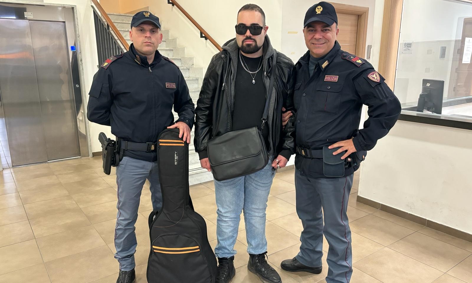 Giovane non vedente perde la chitarra nel treno, i poliziotti la ritrovano. E lui per ringraziarli gli dedica una canzone