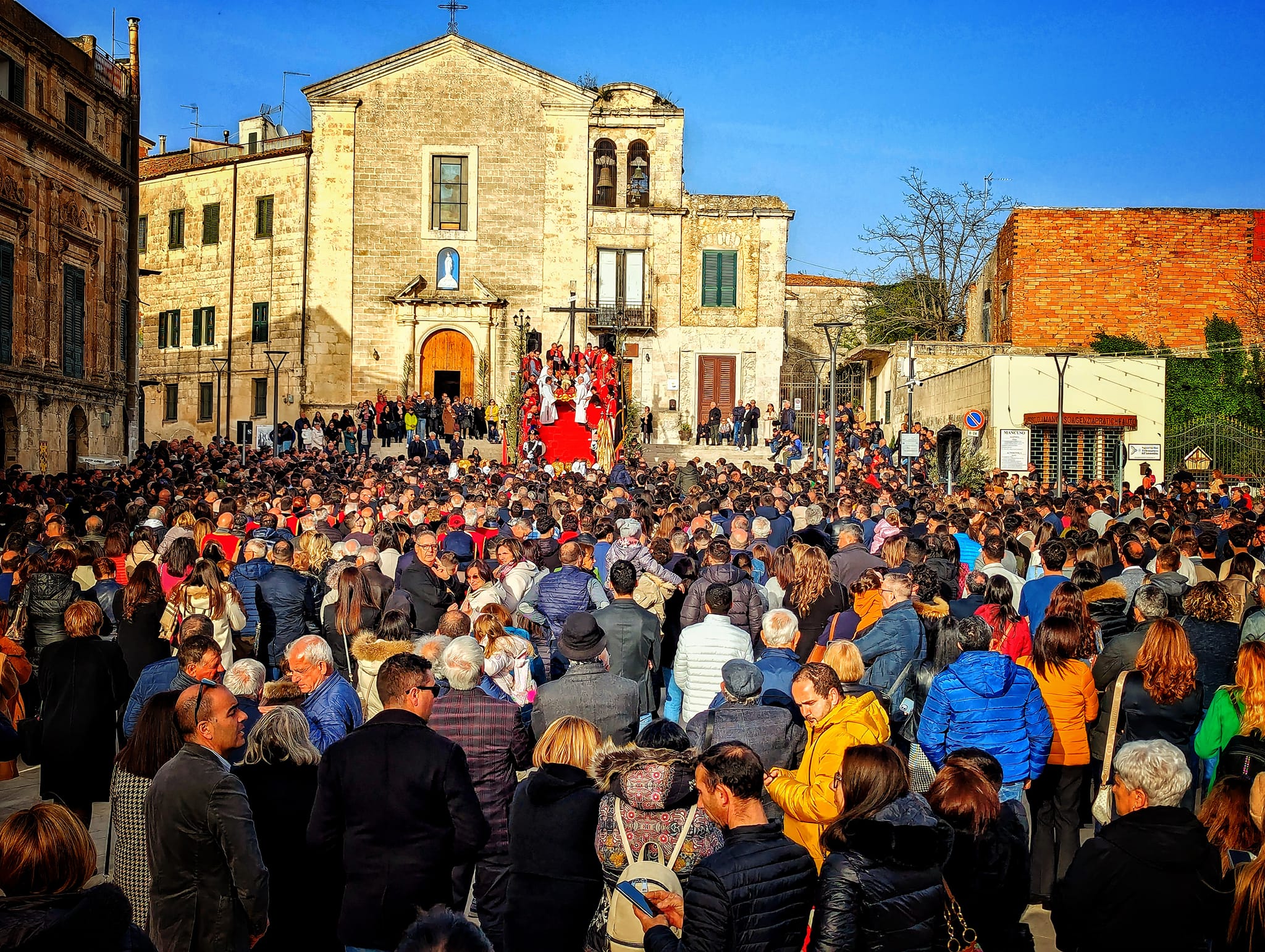 Mussomeli, i riti del giovedì e venerdì santo. Gruppi di lamentatori con tanti giovani