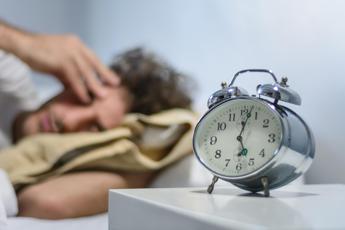 Il bon ton del sonno, non litigare di sera e occhio a cibo e cellulari