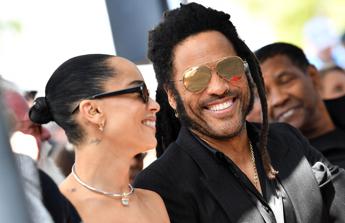 Lenny Kravitz scopre la stella sulla Walk of Fame: la battuta della figlia