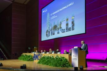 Microbiologia clinica e futuro, al congresso di Rimini il plauso della presidente della Commissione Ue Ursula von der Leyen