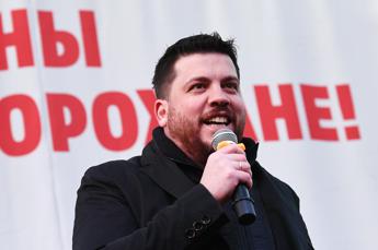 Navalny, braccio destro Leonid Volkov aggredito a martellate: “Non ci arrenderemo a Putin”