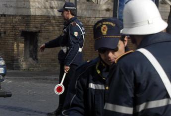 Roma, tampona l’auto dell’ex e vuole soldi dei danni: fermato