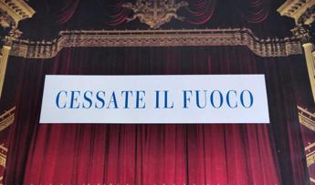 Scala, striscione “Cessate il fuoco” sul sipario