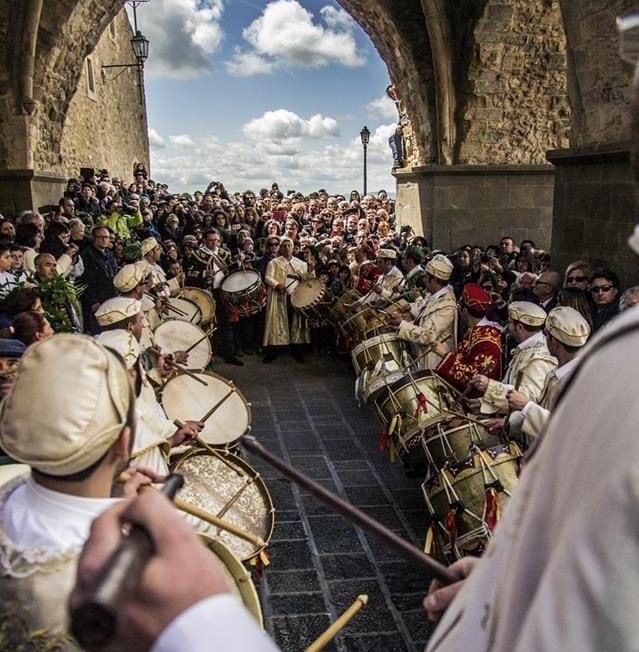 Pasqua, riti sacri e suono tamburi: a Gangi torna millenaria processione delle Palme