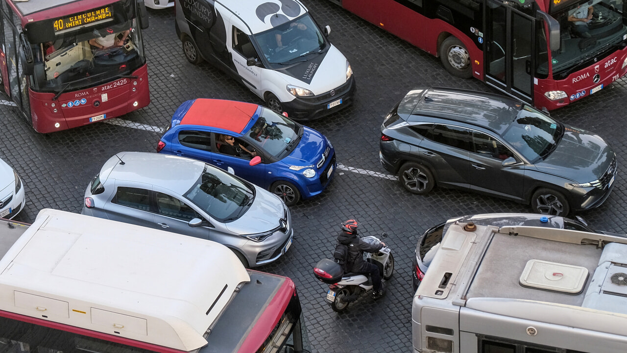 Di nuovo troppe auto in strada, italiani imbottigliati Go-Mobility, la velocità cala