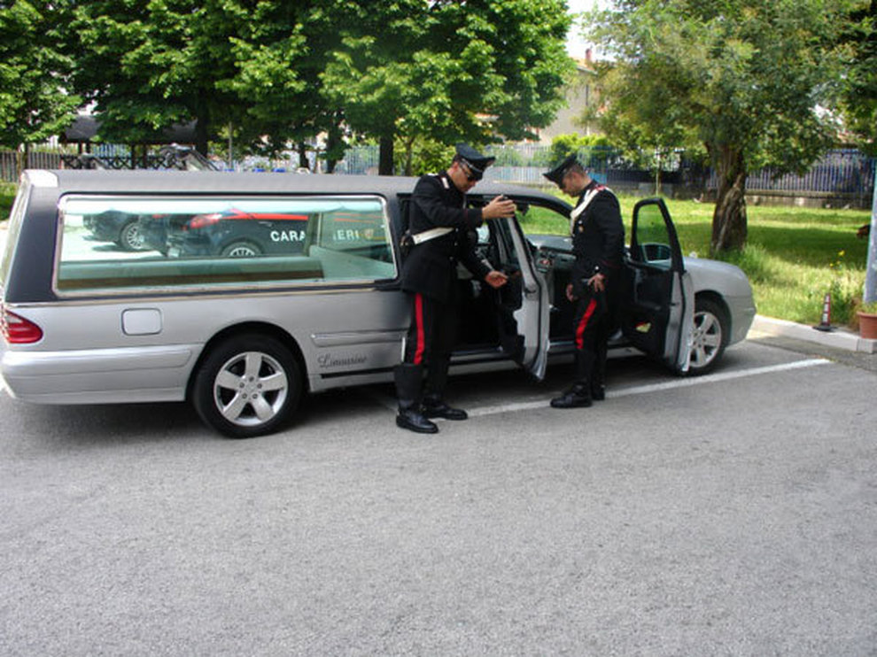 Va a comprare la droga col carro funebre per non destare sospetti ma viene arrestato insieme allo spacciatore