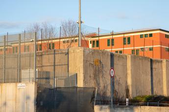 Carcere Beccaria, detenuti incendiano materasso e aggrediscono agenti