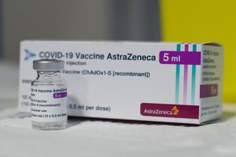 Covid, AstraZeneca ammette: vaccino può causare trombosi rara