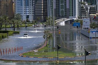 Negli Emirati mai così tanta pioggia in 75 anni, 18 morti in Oman per alluvione