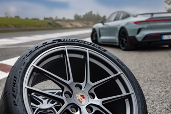 Pirelli amplia gamma Elect con due nuovi P Zero per Porsche Taycan