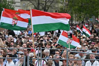 Ungheria, decine di migliaia in piazza contro il governo Orban