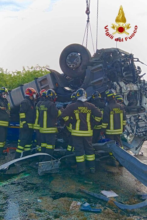 Camion carico di acido contro auto, un morto e 7 intossicati