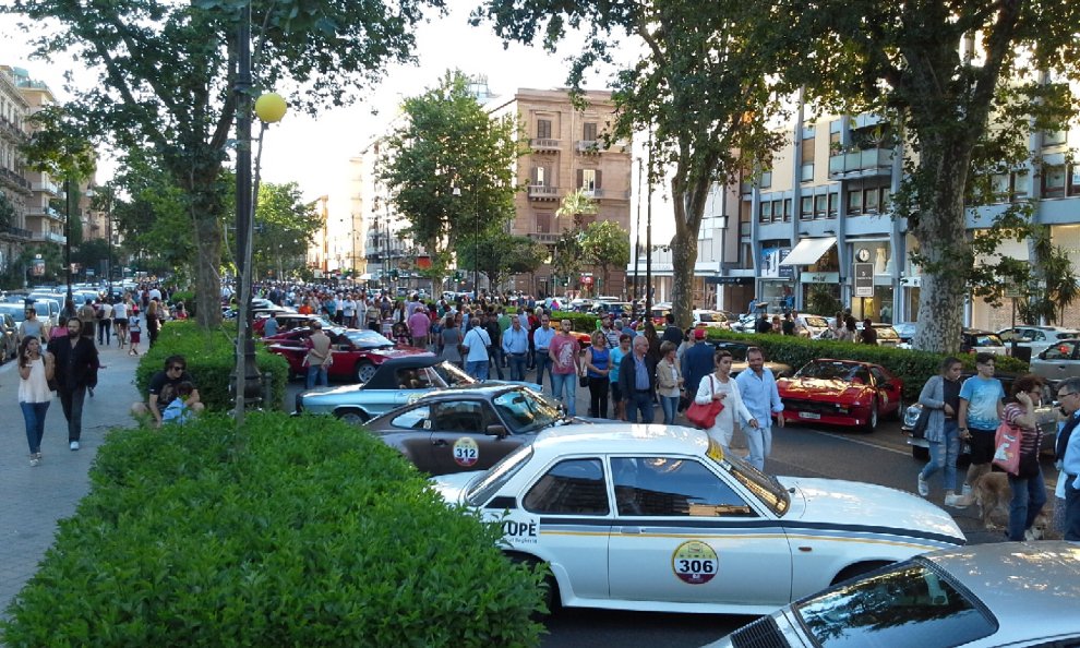 Motori. Entra nel vivo il Giro di Sicilia: partite da piazza Verdi 200 auto storiche; percorreranno l’Isola fino a domenica