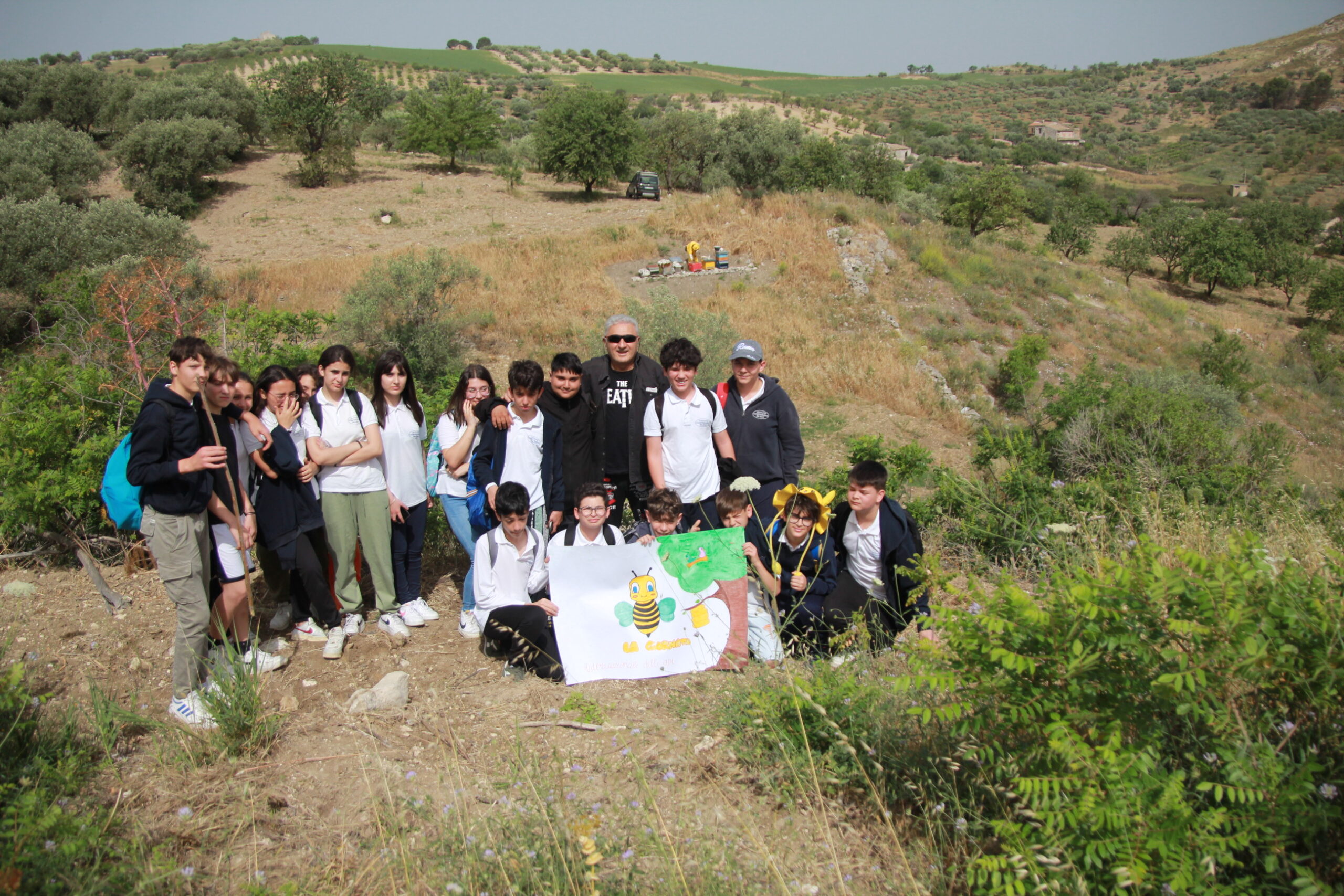 A Milena ragazzi della classe seconda A della scuola secondaria di primo grado hanno festeggiato giornata mondiale delle api