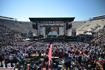 Amadeus, l’ultima diretta Rai da Verona per il Papa