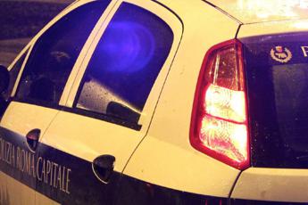 Bambino bloccato in auto, salvato a Roma da polizia locale