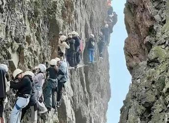 Bloccati in fila sulla parete a strapiombo, ore di paura per decine di turisti – Video