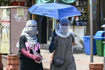 Caldo record in India, scuole chiuse e sabato voto ‘bollente’ a Nuova Delhi