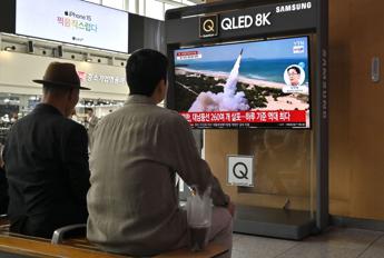 Corea Nord, esercitazione con missili nucleari: la supervisione di Kim Jong-un