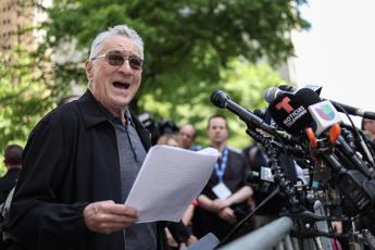 De Niro fuori dal tribunale del processo Trump: “Se torna scordiamoci la libertà”