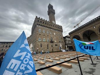 Flash mob Uil a Firenze contro infortuni con 200 bare di cartone