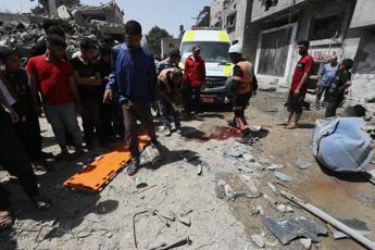 Gaza, media: “Raid Israele su campo profughi, 12 morti”