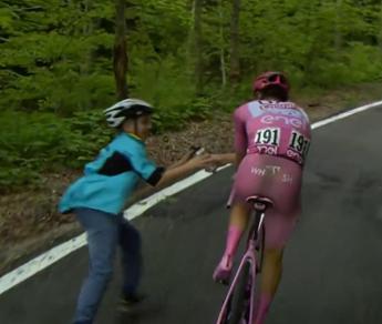 Giro d’Italia, Pogacar e la borraccia al bambino – Video