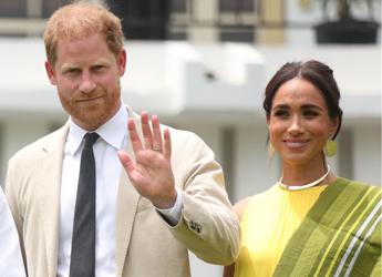 Harry e Meghan nella bufera, la fondazione Archewell dichiarata ‘inadempiente’