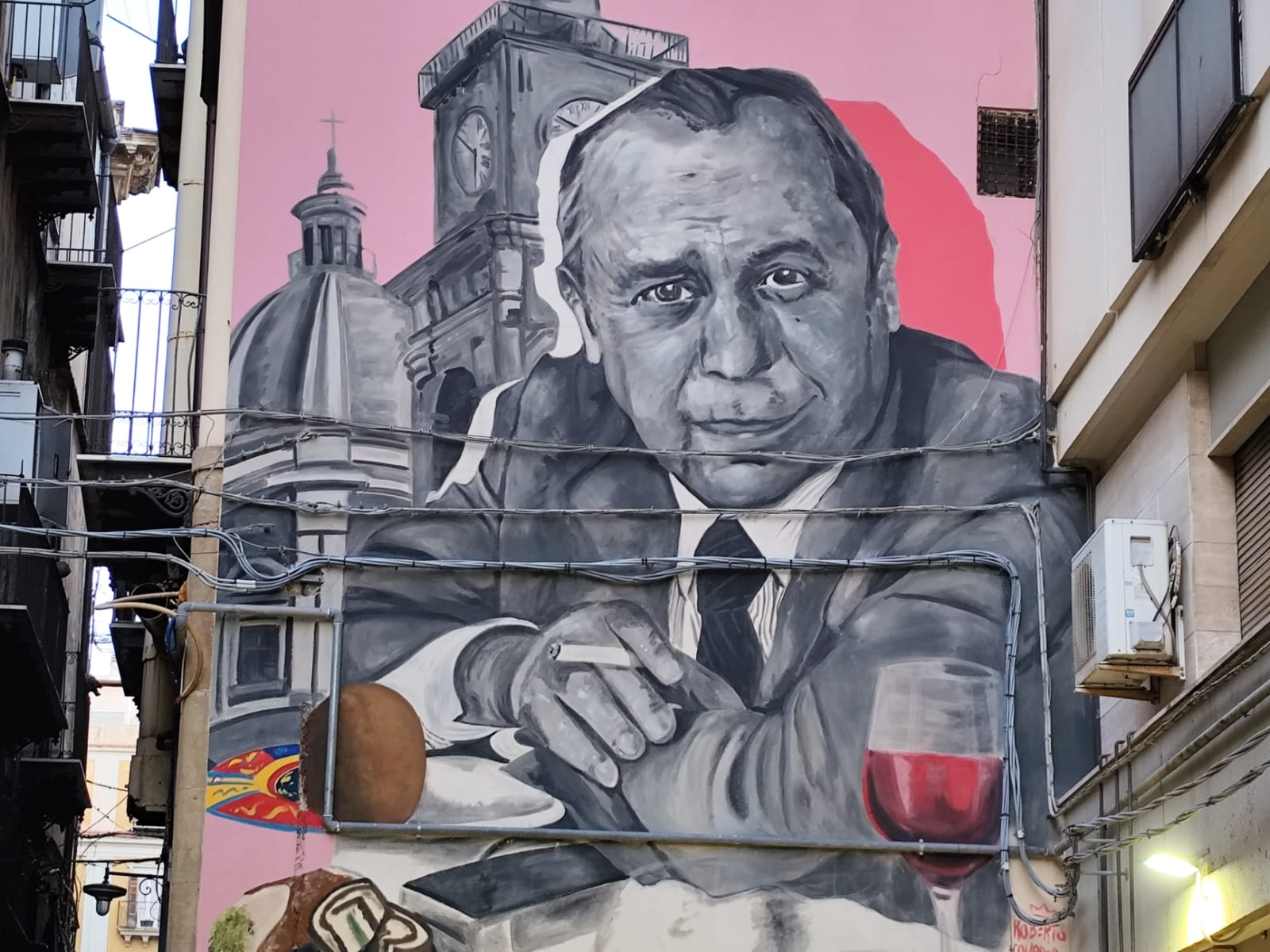 Caltanissetta, inaugurato il murale dedicato a Leonardo Sciascia realizzato da Roberto Collodoro. Progetto di “Creative Spaces”