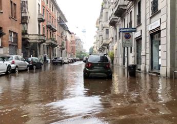 Maltempo a Milano, strade e sottopassi allagati: Seveso e Lambro ai limiti – Video