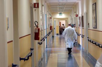 Mascherine in ospedale, la circolare: stop obbligo mascherine in reparti per fragili