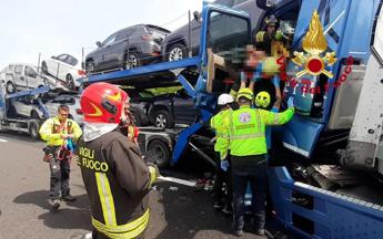 Maxi incidente sull’autostrada A1, due morti in uno scontro tra quattro tir e tre auto