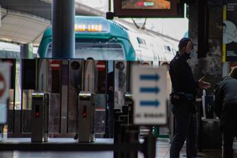 Milano, lancia pietre e si scaglia contro agenti in stazione: poliziotto spara e lo ferisce