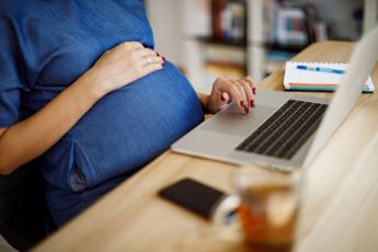 Pari opportunità, le donne italiane al bivio tra occupazione e maternità nel convegno di Valore D